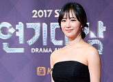 [BZ포토] 권유리, 쇄골 라인 돋보이는 오프숄더