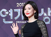 [BZ포토] 이보영, 레드립+시스루 '고혹적인 미모'