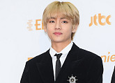 [BZ포토] 방탄소년단 뷔, 팬들 환호에 옅은 미소