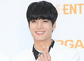 [BZ포토] 뉴이스트W 종현, 깜찍한 하트