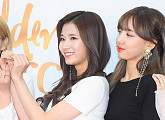 [BZ포토] 트와이스 사나, 나연이도 탐내는 손하트