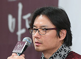 '마더' 감독 "원작 리메이크 부담…韓 정서 가미에 집중했다"