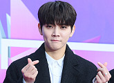 [BZ포토] 뉴이스트W 렌, 입꾹꾹 '손하트는 덤'