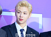 [BZ포토] 워너원 강다니엘, 살아난 브이라인 턱선