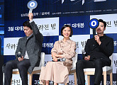 [BZ포토] 김상경-김강우, 김희애 '2018년 스릴러 퀸 예약' 인정~