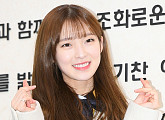 [BZ포토] 오마이걸 아린, '졸업식 하트 요정'