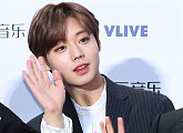 [BZ포토] 워너원 박지훈, 고개 빼꼼 내밀어 '팬들에게 손인사'