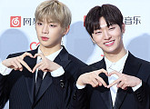 [BZ포토] 워너원 강다니엘-윤지성, 두가지 매력 담은 손하트