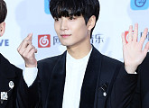 [BZ포토] 뉴이스트W JR, 멋지게 내민 손하트