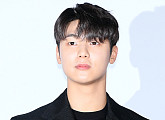 [BZ포토] 강민혁, 아이돌다운 '손하트의 정석'