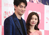 [BZ포토] 이종현-김소은, 어색한 커플 포즈 '어쩔 줄 몰라'