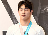 [BZ포토] 윤성빈, '반짝이는 금메달 목에 걸고'