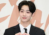[BZ포토] 워너원 라이관린, 그윽한 눈빛+미소 '하트는 덤'