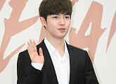 [BZ포토] 워너원 김재환, 손가락도 예쁜 남자