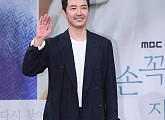 [BZ포토] 윤상현, '딸바보에서 본업으로 돌아왔네요'