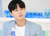[BZ포토] 박서준, '오늘은 화장품 알바'