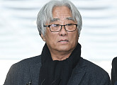 [BZ포토] '성폭력 혐의' 영장실질심사 받는 이윤택 연출가