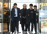 [BZ포토] 피의자 심문을 위해 법원 출석하는 이윤택 연출가