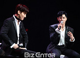 [BZ포토] 동방신기 유노윤호, '창민이 퇴폐미가 느껴져~'