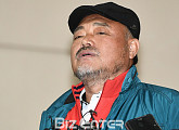 [BZ포토] 김흥국, 경찰서 출석 '성폭행 사실무근'
