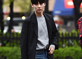 [BZ포토] 워너원 황민현, 봄비랑 잘 어울리는 분위기 미남