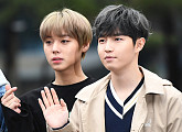 [BZ포토] 박지훈-김재환, '매력 대결 중~'
