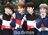 [BZ포토] 더보이즈, '추위 날리는 하트 뿅~'