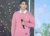 [BZ포토] 브로맨스 이찬동, 핑크빛 벚꽃 소년