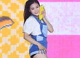 [BZ포토] 오마이걸반하나 효정, '바나나 들고 귀엽게'