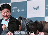 [BZ포토] 이선균-아이유, 갑작스럽게 울컥한 감독님 '웃음 빵 터졌네'