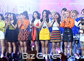 [BZ포토] '쇼챔' 트와이스, '왓 이즈 러브' 컴백 후 첫 1위