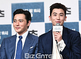 [BZ포토] 박형식, 장동건과 주먹치기 "이제는 내가 먼저... 케미 기대↑"
