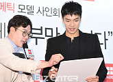 [BZ포토] 이승기, '실장님 결재 포스~'