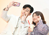 [BZ포토] 박서준, 심쿵 달달 셀카 '부러우면 지는거야'
