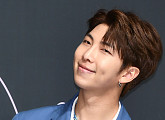 [BZ포토] 방탄소년단 RM, 부드러운 미소 '하트는 덤'
