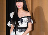 [BZ포토] 오마이걸 유아, 한쪽 어깨 드러내고 수줍은 등장
