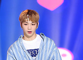 [BZ포토] 워너원 강다니엘, '머리 위에 하트가 떴네~'