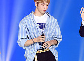 [BZ포토] 워너원 강다니엘, 신발신고 111cm 롱다리