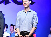 [BZ포토] 최재림, '조명에 눈이 부셔'