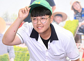 [BZ포토] 한태웅, 16세 중딩 농부 '회장님 포스'
