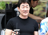 [BZ포토] 허준호, '커피 한 잔 하실래요?'