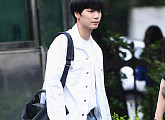 [BZ포토] 뉴이스트W JR, 비오는 날도 출근 완료