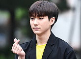 [BZ포토] 뉴이스트W 아론, 수줍게 내민 하트 뿅
