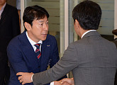 [BZ포토] 정몽규 축구협회회장 환영 받는 신태용 감독