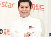 [BZ포토] 이연복 셰프, 포즈도 여유로운 '중식의 달인'