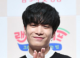 [BZ포토] 뉴이스트W JR, '이 비주얼, 칭찬해'