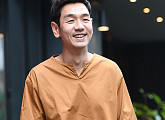 [BZ포토] 김태우, 한재열과 다른 반전 매력 '푸근한 미소'