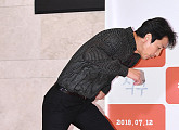 [BZ포토] 정우성, '단상에 걸려 넘어질 뻔'