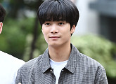 [BZ포토] 뉴이스트W JR, 하트 만들고 얼음