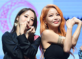 [BZ포토] 마마무 문별-솔라, '하트에서도 비글미~'